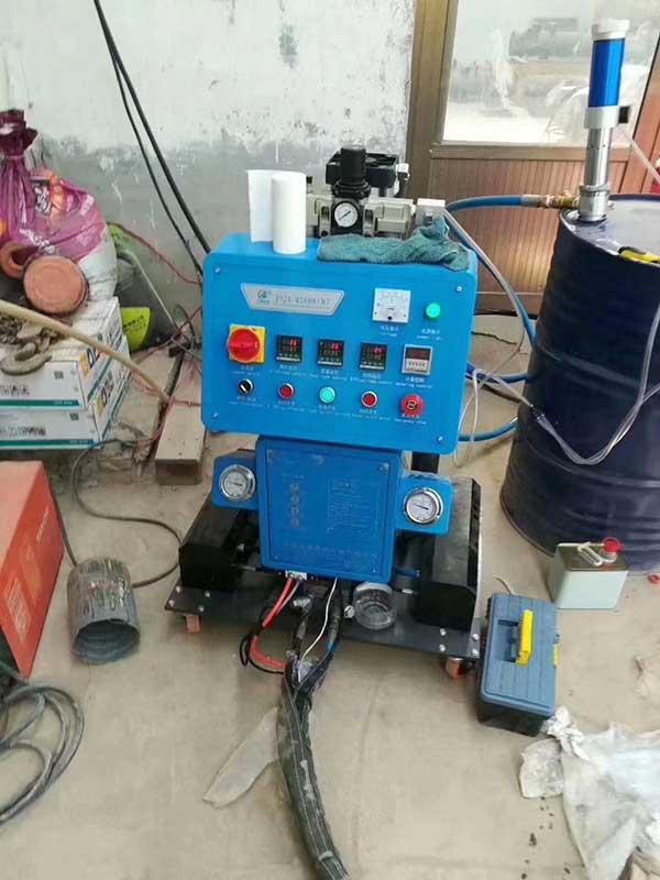 聚氨酯浮球 用Q2600D聚氨酯發(fā)泡機